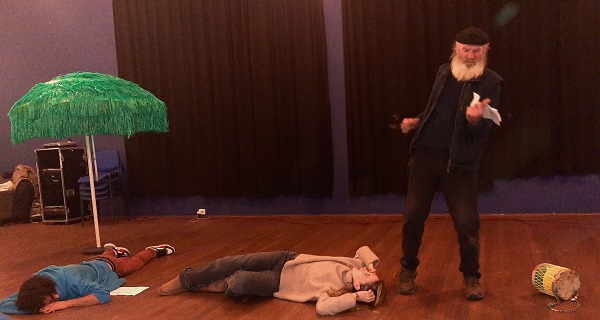 Ali, Gemma, Leo, tijdens repetitie